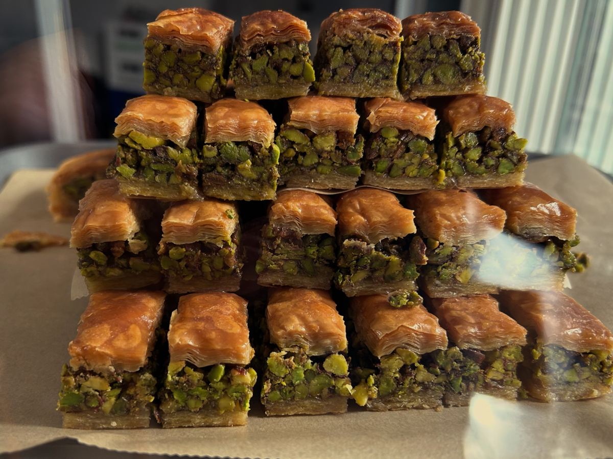 Hoch gestapelte Pistazien-Baklava in der Vitrine